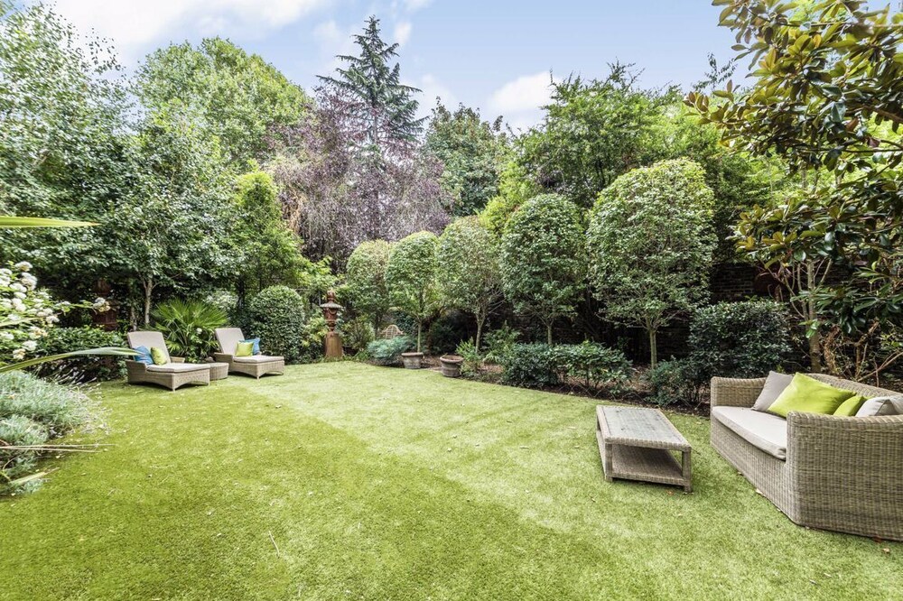 Huge Historic Townhouse in the Heart of London within 20 Min Walk To Westminster