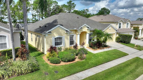 Pristine sunset villa with golf course views. and 15 minutes from Disney.
