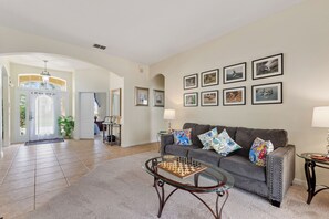 Smart TV, video games, DVD player, table football - Pristine sunset villa with golf course views. and 15 minutes from Disney. (Davenport)