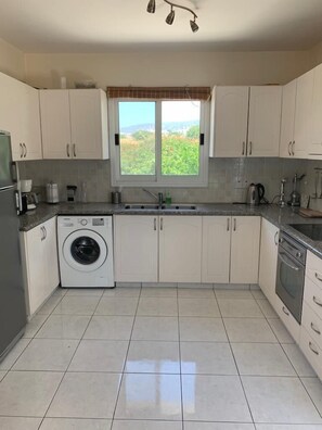 ثلاجة، ميكروويف، فرن، موقد طهي مسطح