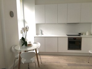 Køleskab, mikrobølgeovn, ovn, kogeplade