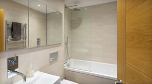 Combined shower/bathtub, hair dryer, towels, soap - Stylish Luxury Apartment in Earls Court /Chelsea London (London)