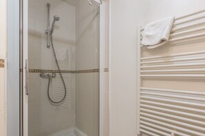 Dusche, Haartrockner, Handtücher