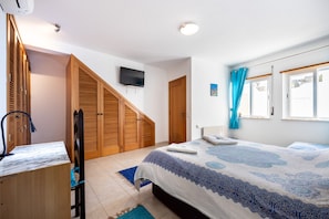 1 chambre, fer et planche Ă repasser, lit parapluie, Wi-Fi