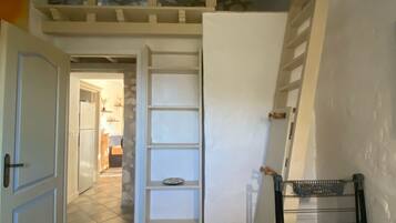 2 slaapkamers, een strijkplank/strijkijzer, reisbedje, gratis wifi