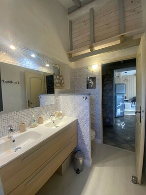 Douche, serviettes fournies