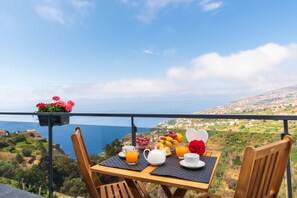 Outdoor dining - Casa da Abertas Calheta (Arco da Calheta)