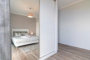 2 bedrooms, iron/ironing board, WiFi