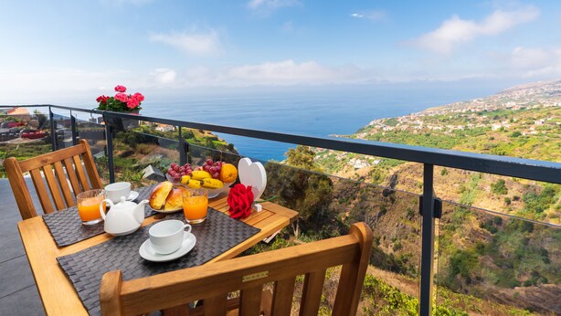 Ein Tisch mit Frühstücksangeboten und Blick aufs Meer.