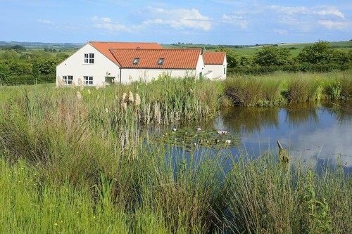 Katie's Corner - Spacious stylish holiday cottage, 3 bedrooms & 2 ensuite & pets