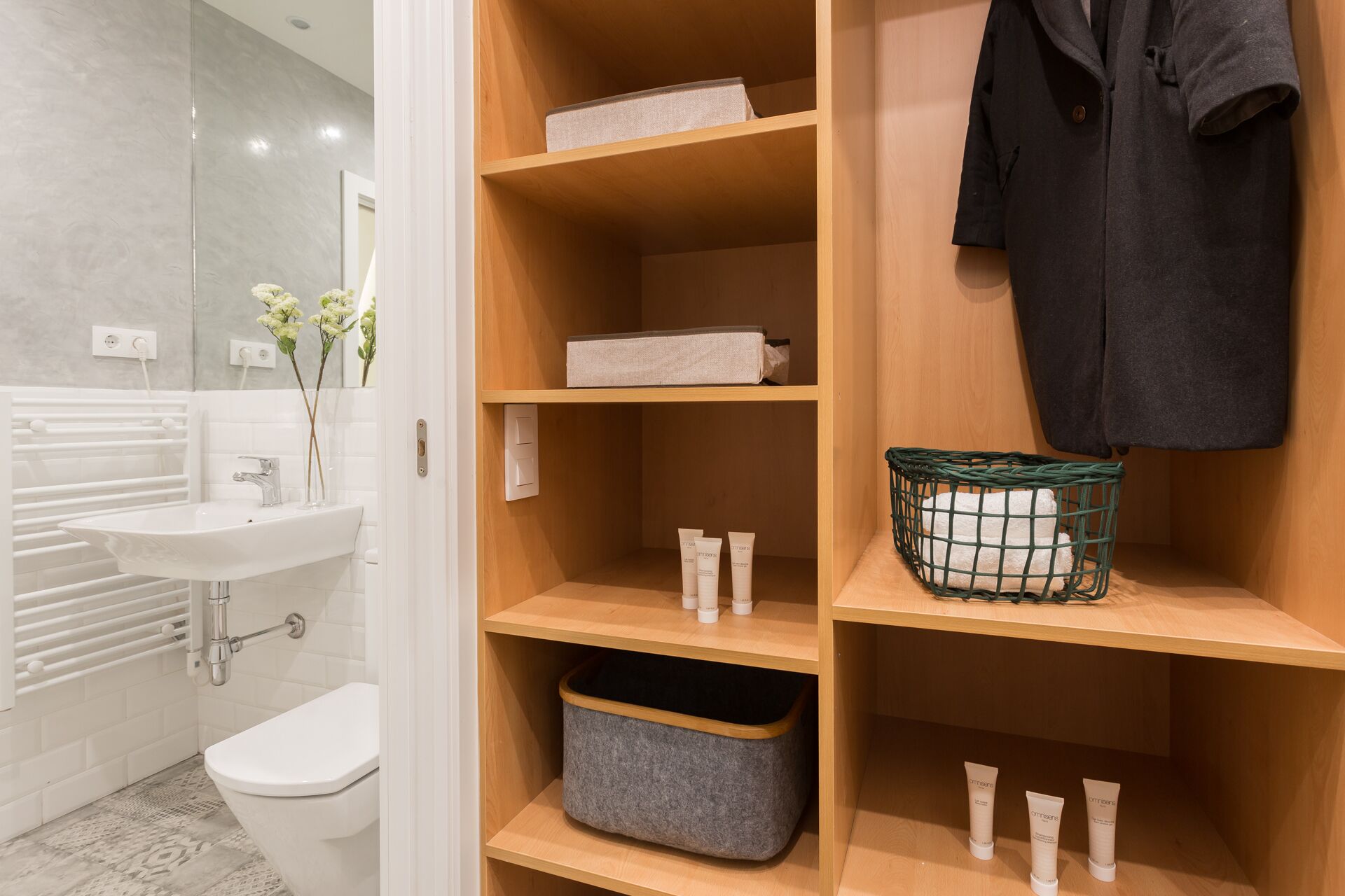 Een douche, een haardroger, handdoeken, shampoo