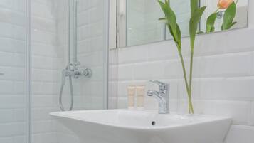 Dusche, Haartrockner, Handtücher, Shampoo