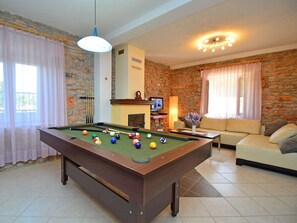 Games room - Stunning private villa for 8 guests with WIFI, private pool, A/C, TV, terrace and panoramic view (Knin)