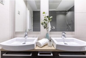Een douche, een haardroger, handdoeken, zeep