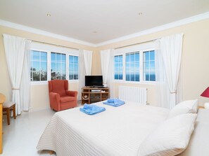 4 chambres, fer et planche à repasser, lit parapluie, Wi-Fi gratuit