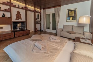 3 bedrooms, iron/ironing board, travel crib, free WiFi