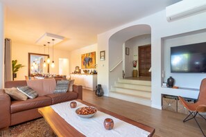 TV - Casa Palmeiras, Luxury Villa, Tranquil area, BBQ & Large Pool (Carvoeiro)