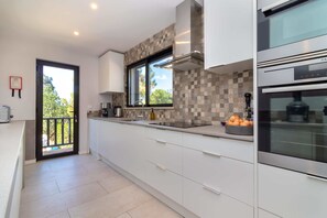 Fridge, microwave, oven, stovetop - Casa Palmeiras, Luxury Villa, Tranquil area, BBQ & Large Pool (Carvoeiro)