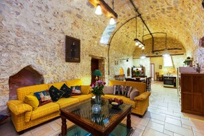 Téléviseur, foyer, livres, chaîne audio