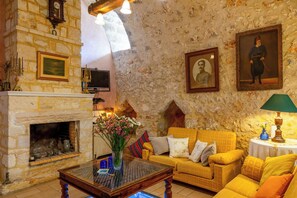 Televisión, chimenea, libros y estéreo 