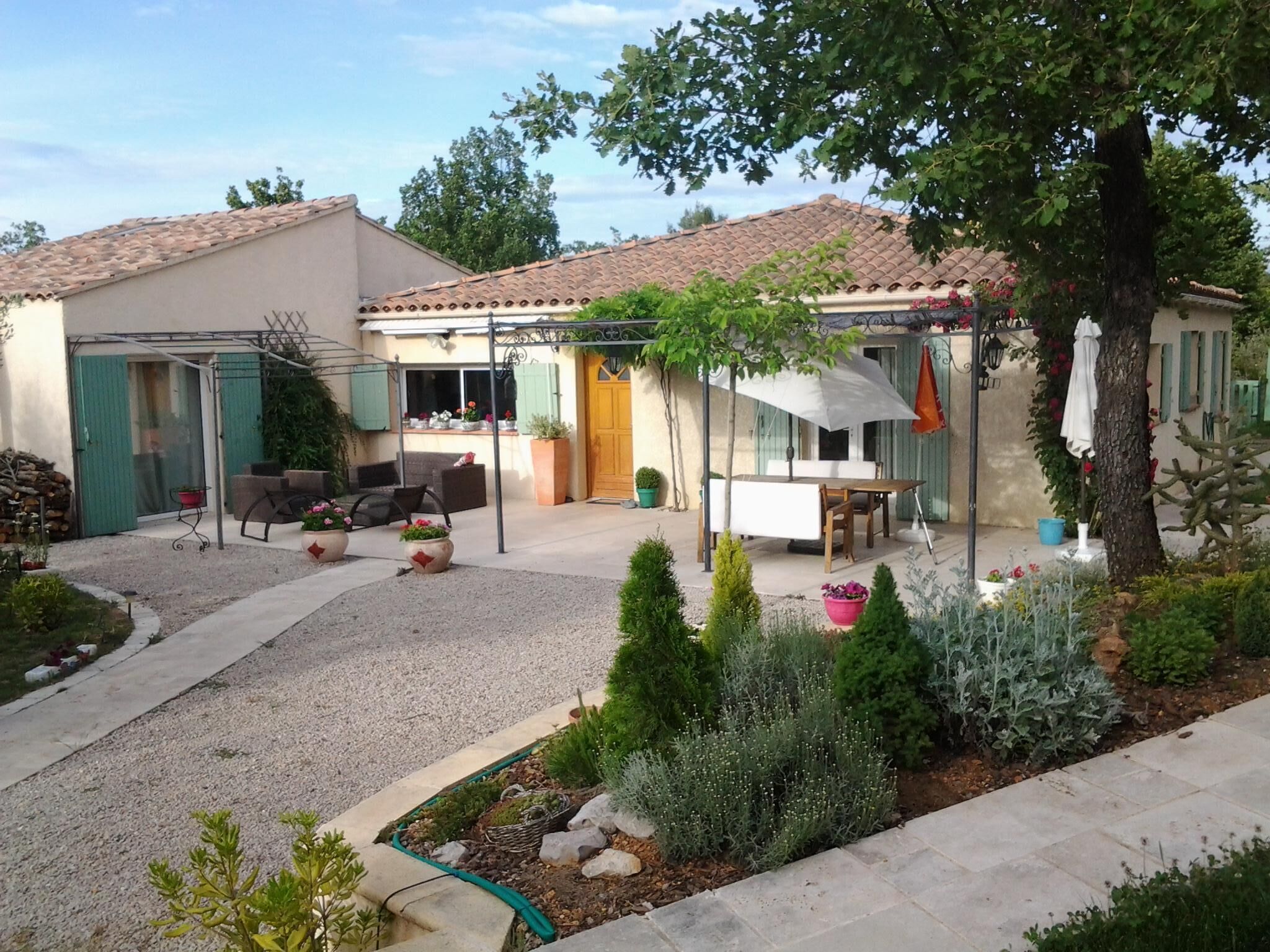 la grande terrasse devant la maison