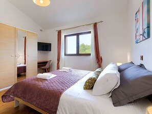 4 bedrooms, free WiFi - Stunning private villa for 8 people with hot tub, WIFI, private pool, A/C, TV and patio (Pazin)