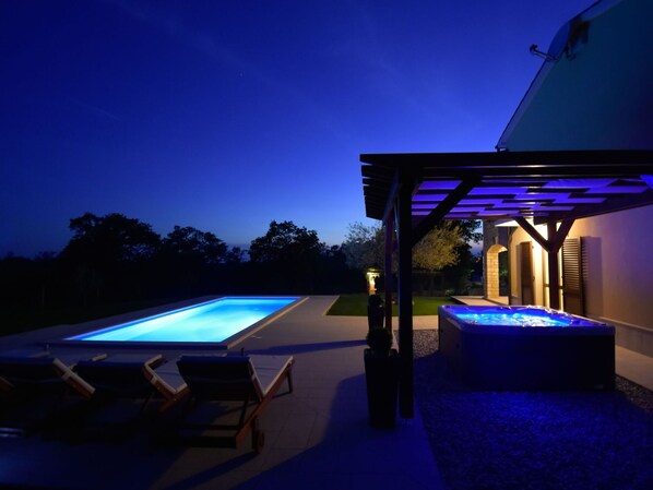 Pool - Stunning private villa for 8 people with hot tub, WIFI, private pool, A/C, TV and patio (Pazin)