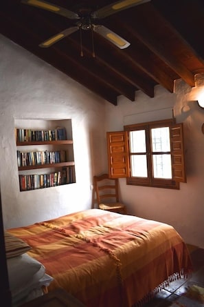 3 habitaciones, tabla de planchar con plancha, wifi y ropa de cama 