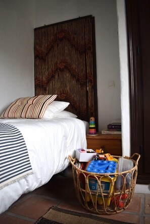 3 bedrooms, iron/ironing board, WiFi, bed sheets