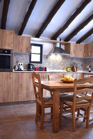 雪櫃、微波爐、焗爐、爐具