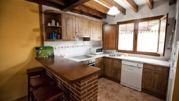 Een koelkast, een magnetron, een oven, een kookplaat