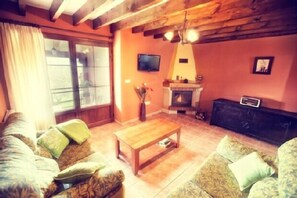 Una televisión, una chimenea, libros