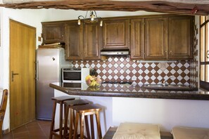 Réfrigérateur, four, batterie de cuisine, vaisselle et ustensiles