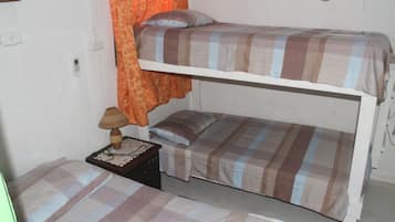 1 bedroom, free internet, bed sheets