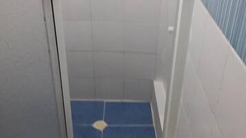 Tina con regadera y toallas