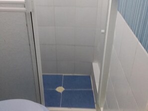 Ducha y bañera combinadas y toallas