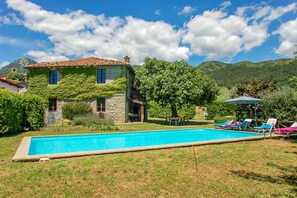 Piscine extérieure, chaises longues