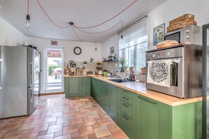 ثلاجة، ميكروويف، فرن، موقد طهي مسطح