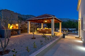 تناول الطعام بالخارج