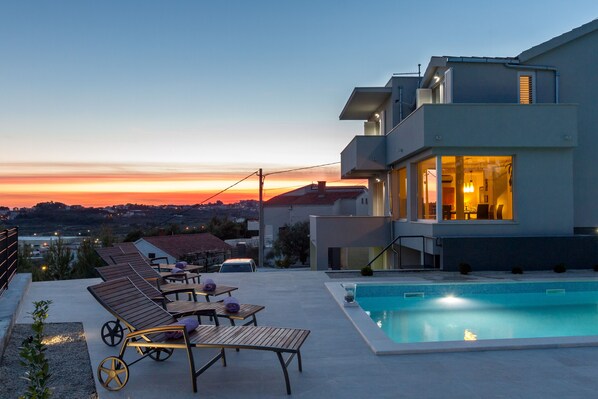 حمّام سباحة خارجي