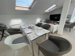 Dining - CASA das ESTRELAS -Near City Centre- Comfortable house- Sea view -Free parking. (Peniche)