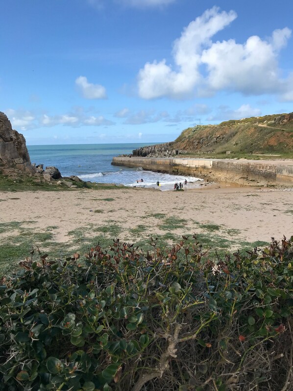Una spiaggia nelle vicinanze
