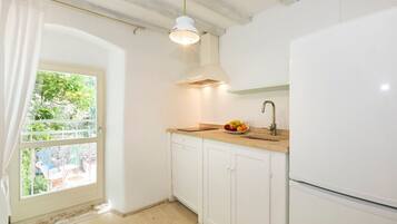 Kühlschrank, Mikrowelle, Herdplatte, Geschirrspüler