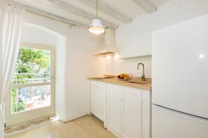 Réfrigérateur, micro-ondes, plaque de cuisson, lave-vaisselle