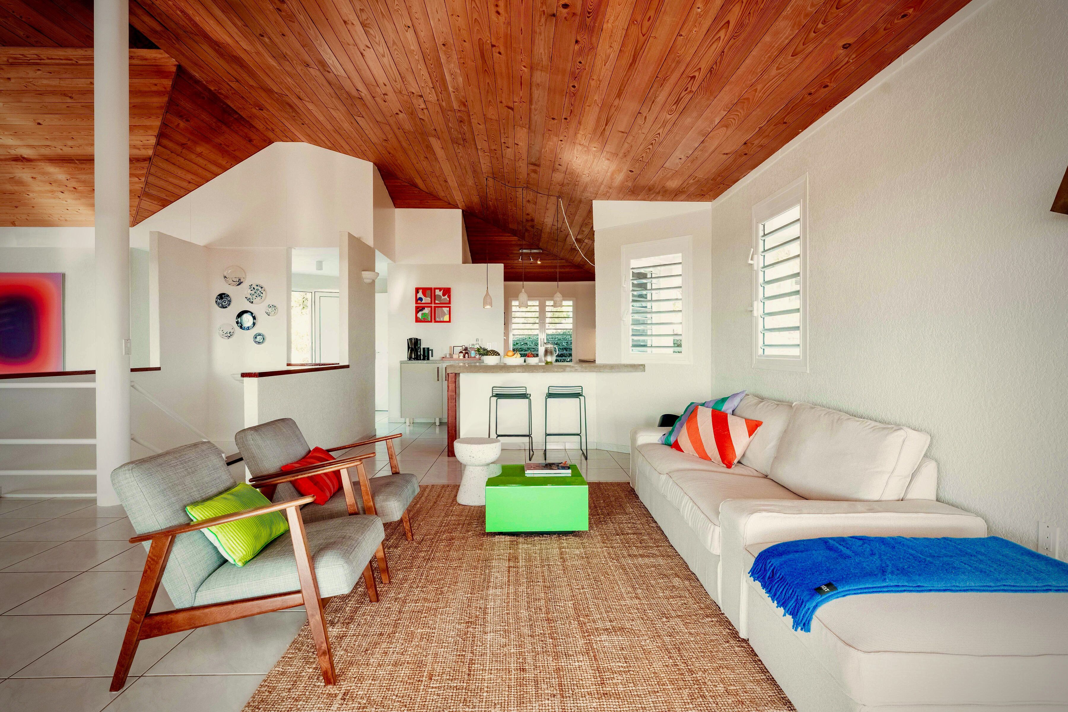 Smart-tv, bøger, stereoanlæg, computerskærme