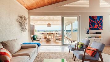 Smart TV, livros, aparelho de som, monitores de computador