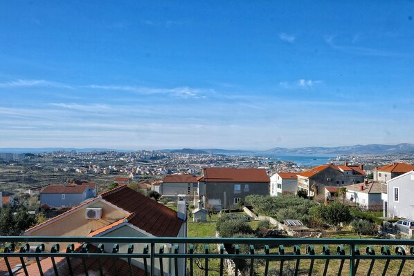 Pogled sa balkona na grad Split,Kaštelanski zaljev,Trogir i otoke