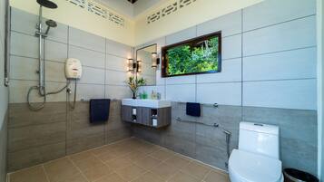 4-Bedroom Luxury Villa | Bathroom | Shower, towels, soap, shampoo