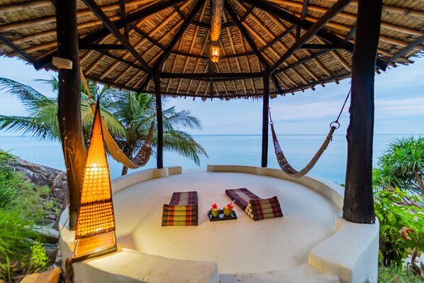 4-Bedroom Luxury Villa | Terrace/patio