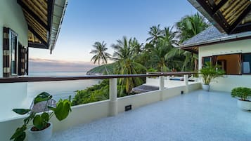 4-Bedroom Luxury Villa | Terrace/patio